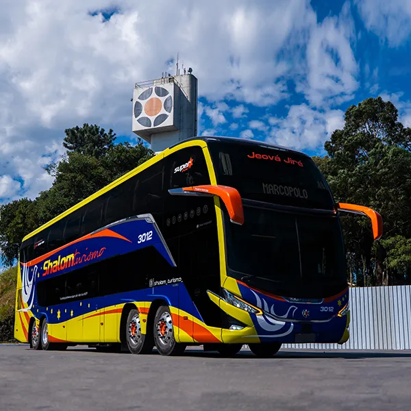 Ônibus Marcopolo Paradiso G8 1800 DD da Shalom Turismo, visto de frente e de lado